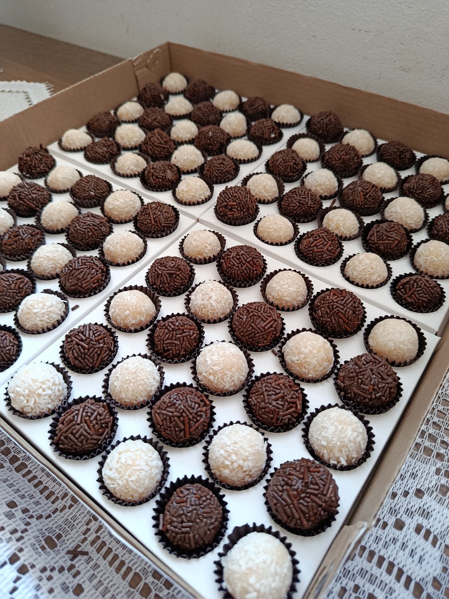 Cento de Doces e Brigadeiros Gourmet para Festas